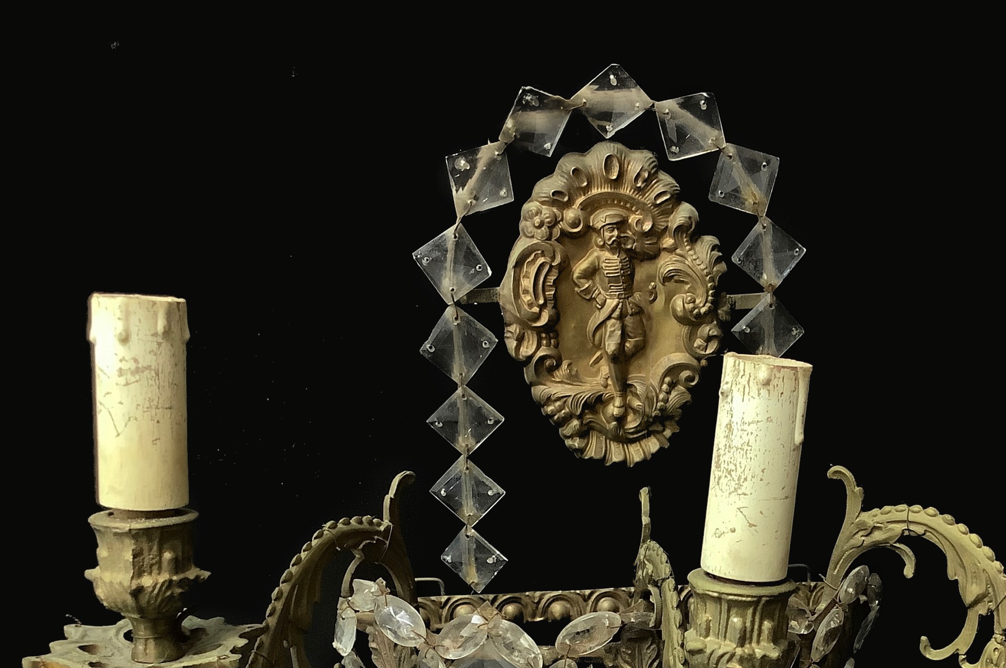 Coppia di appliques in ottone e carta di spagna leggera, con brindoli molati a mano. A tre luci