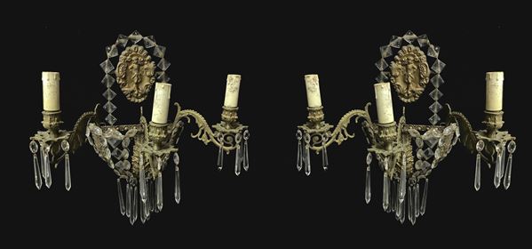 Pair of appliques in brass and light sponge paper, with hand-ground brindoli. With three lights