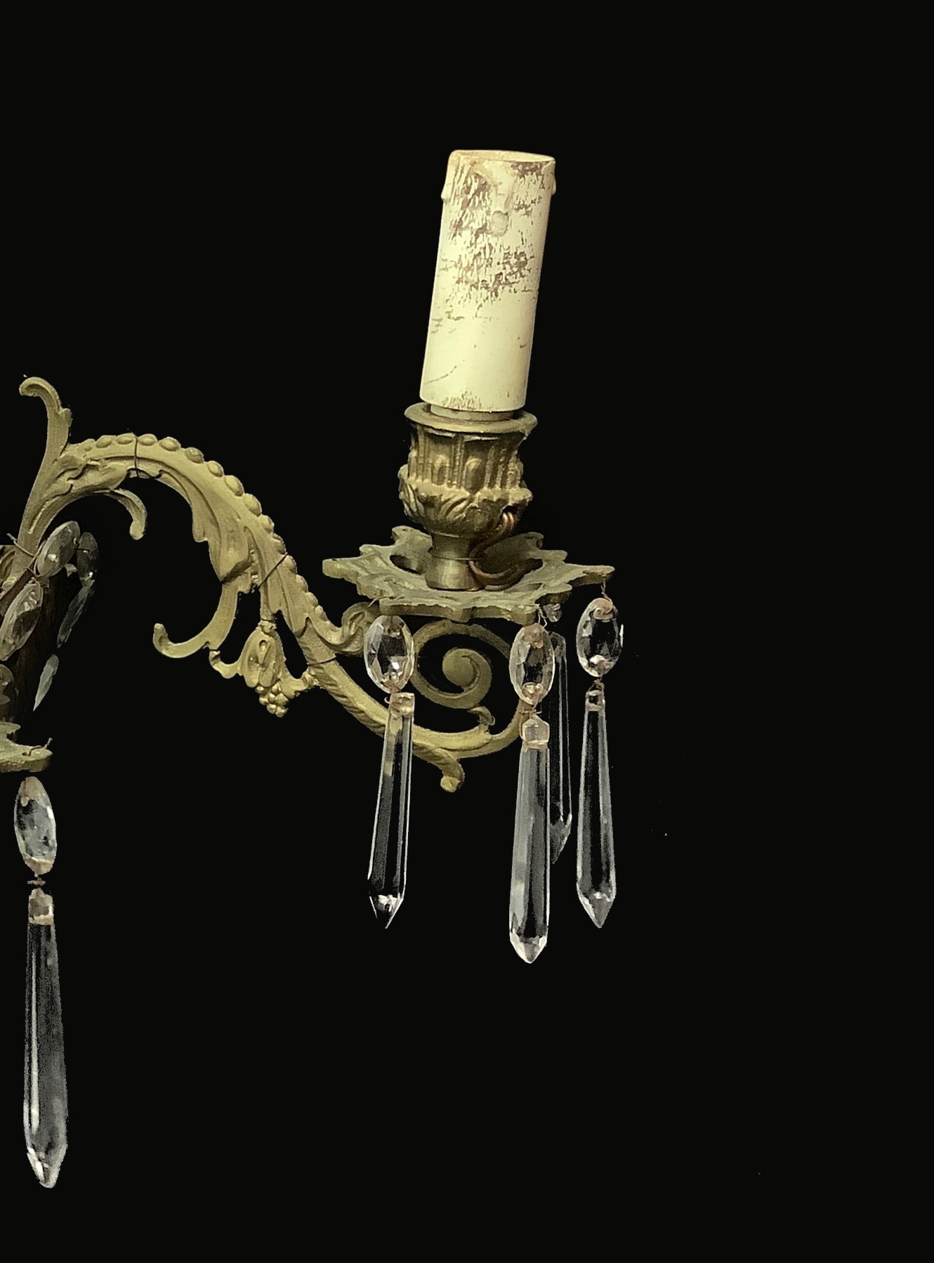 Coppia di appliques in ottone e carta di spagna leggera, con brindoli molati a mano. A tre luci