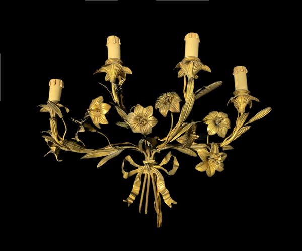 Golden brass wall light decorated with flowers and 4-light love knot