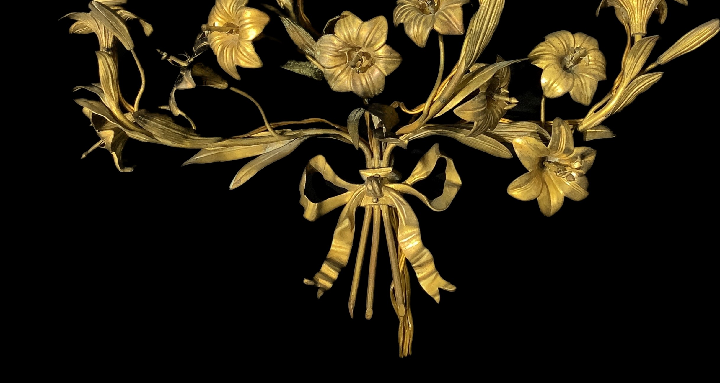 Applique in ottone dorato decorata con fiori e nodo d'amore a 4 luci