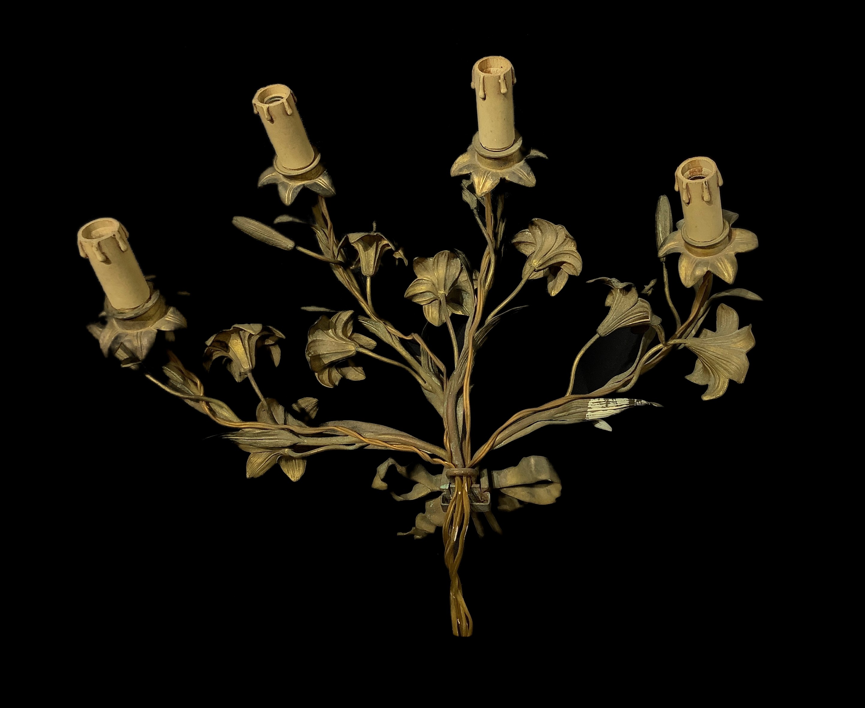 Applique in ottone dorato decorata con fiori e nodo d'amore a 4 luci