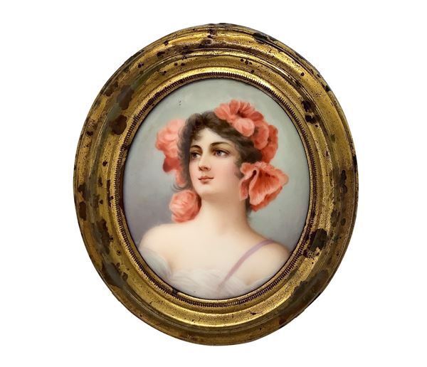Miniatura ovale con volto di donna con fiori arancioni sulla testa.