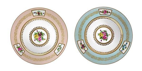 Pair of wall plates with floral decorations