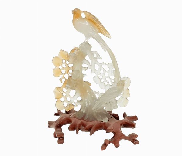 Scultura in agata corniola raffigurante volatili, su base in legno.