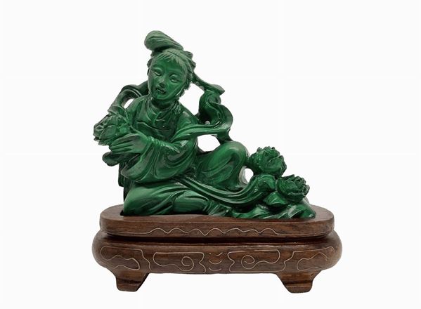 Scultura in malachite raffigurante Guanyin, su base in legno