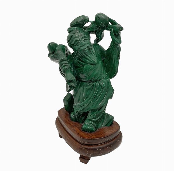 Scultura raffigurante saggio in malachite, su basetta. 