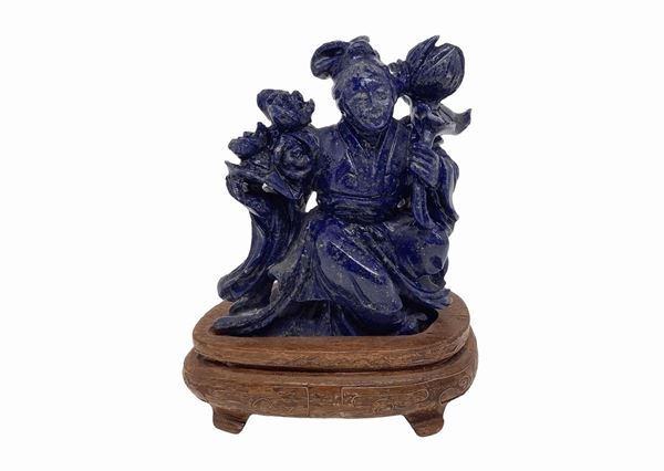 Scultura in lapislazzuli raffigurante santone, su basetta.