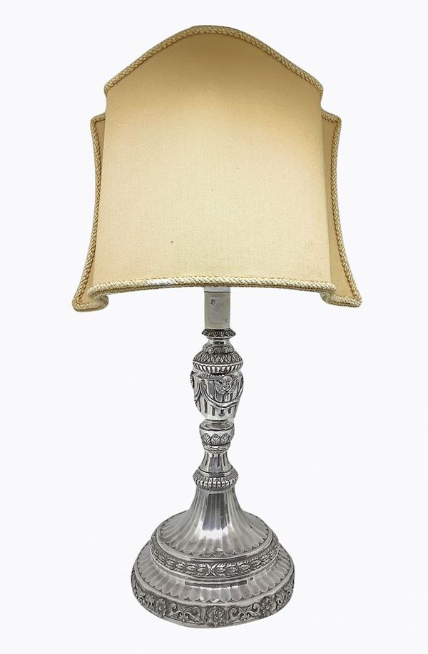 Lampada da tavolo con base in argento e ventola, Sbalzata con foglie d'acanto e cherubini.