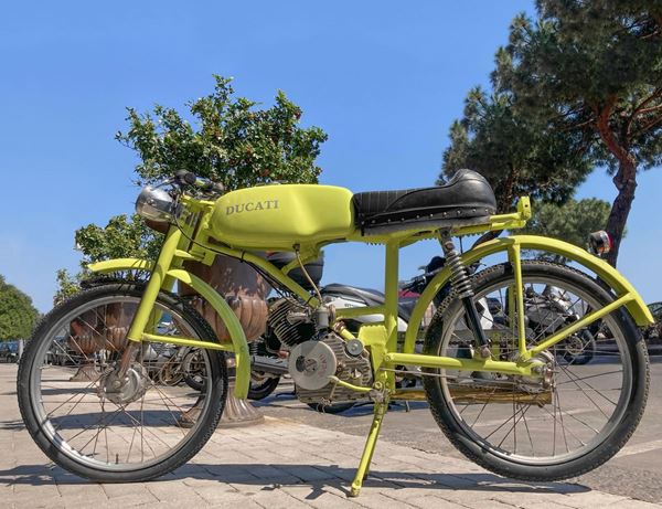 Moto Ducati modello rondine giallo fluo