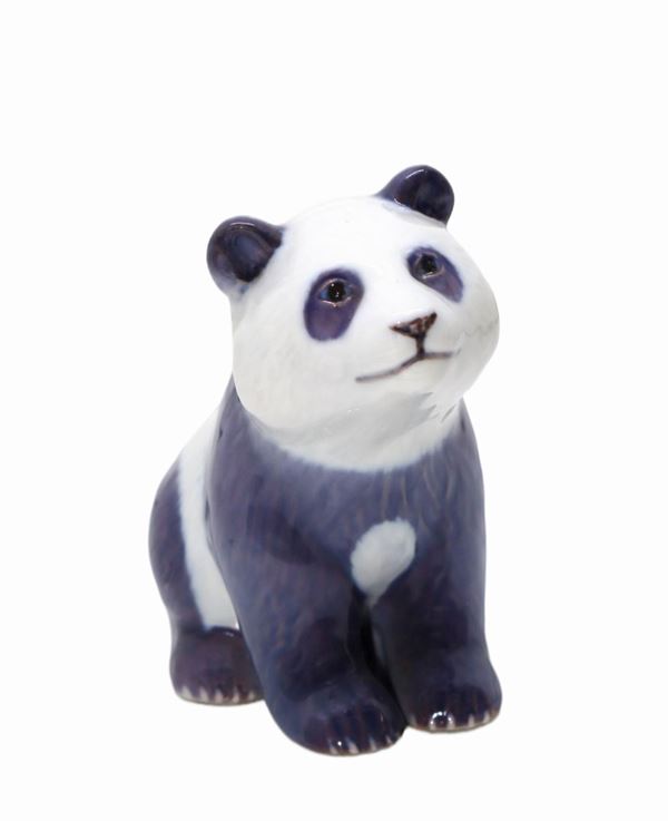 Statuina in porcellana raffigurante panda