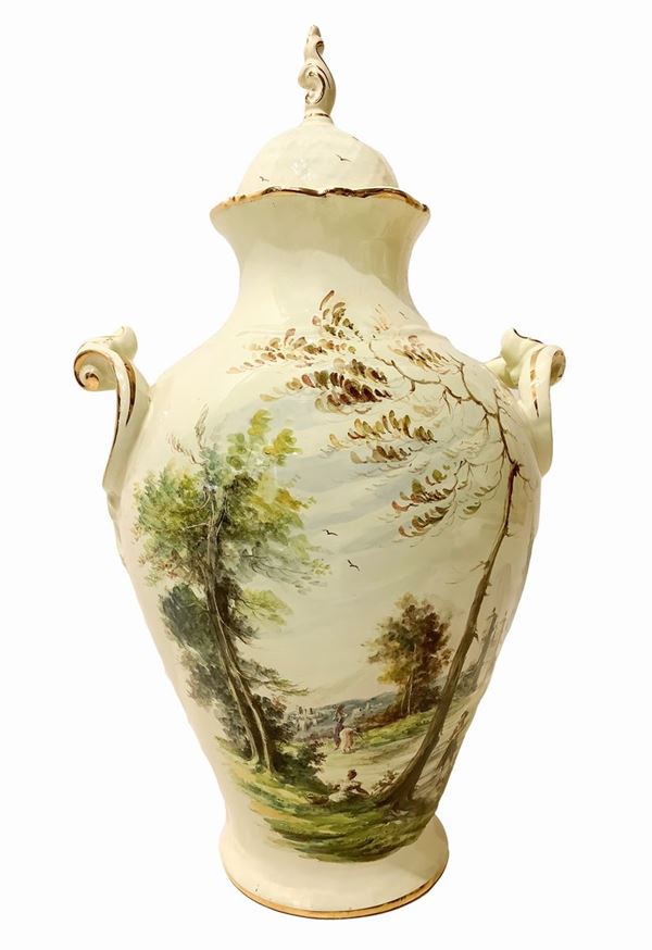Poutiche in ceramica biansata nei toni del pagliesco con paesaggi di campagna e dettagli in oro
