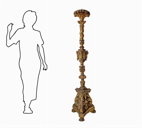 Candeliere in legno dorato 
