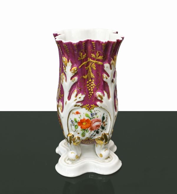 Vaso in porcellana con decorazioni floreali nei toni del porpora e oro