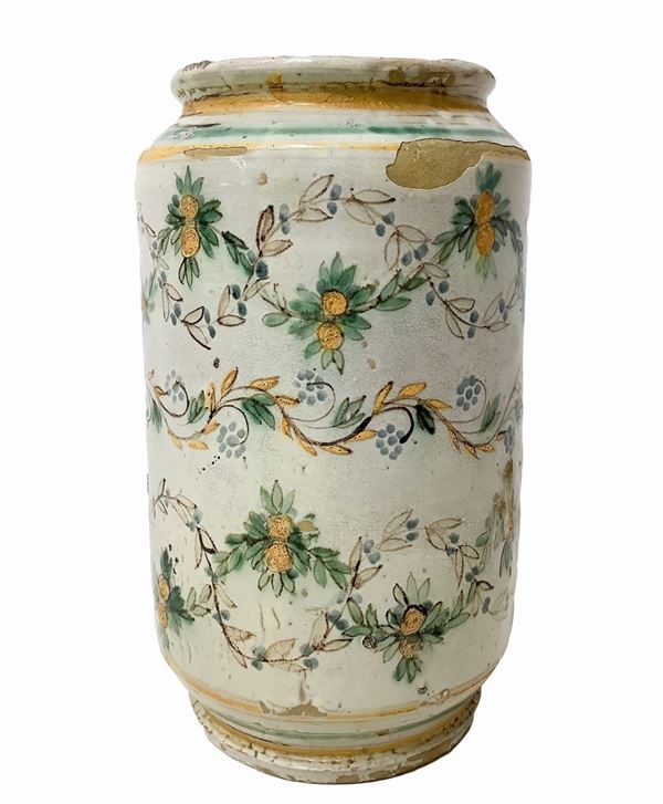 Grande cilindro di Caltagirone con decorazione policroma floreale con tratto sottile in manganese su fondo chiaro con fiori e frutti in giallo, verde e blu