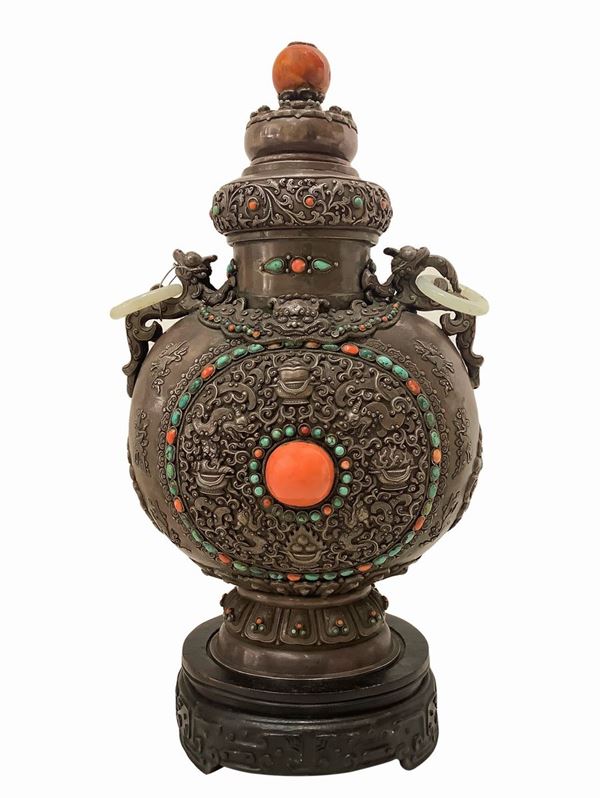 Antico incensiere mongolo in argento con decorazioni sbalzate e applicazioni di corallo, giada imperiale  [..]