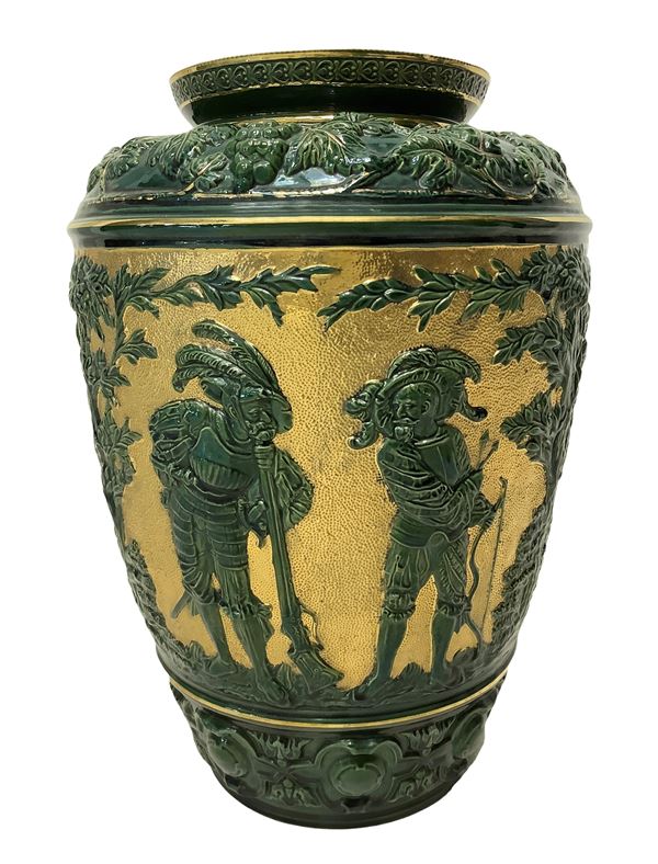 Vaso in maiolica verde e oro con raffigurazione di tralci d'uva e personaggi