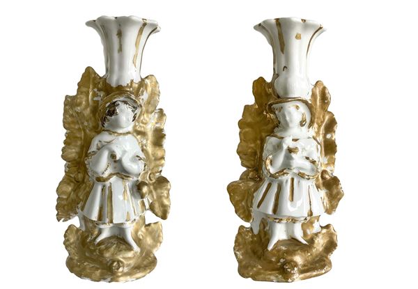Coppia di candeliere monoforo in porcellana bianca e oro