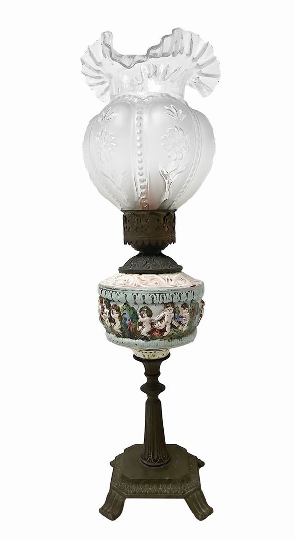 Lume in maiolica dipinta con putti a sbalzo colorati, base in ottone e boccia in vetro a tulip