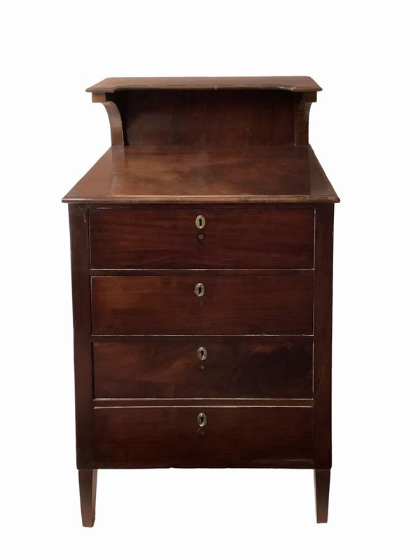 Cassettoncino con alzata in legno di mogano con quattro cassetti e piede troncopiramidale