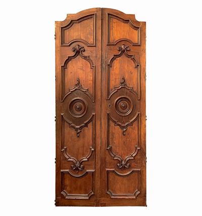 Porta in legno di noce scolpita e intagliata, XVIII secolo, con riporti in legni vari