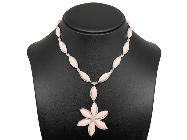 Collana in oro bianco 750 con pendentif a forma di fiore in corallo rosa e diamanti taglio brillanti  [..]