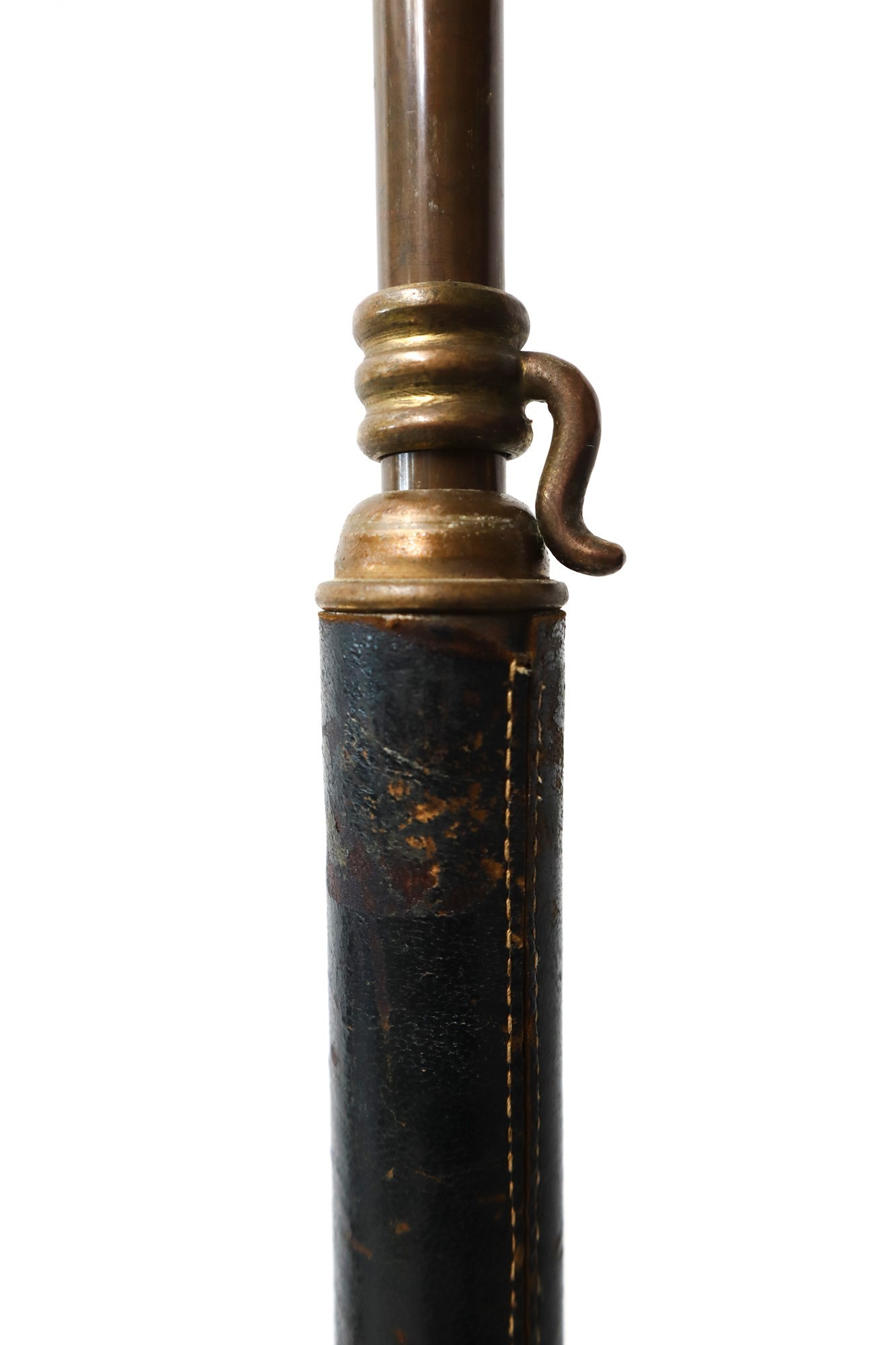 Lampada da terra con struttura in ottone e pelle, braccio oscillante