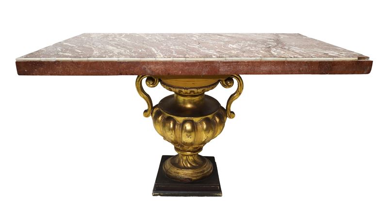 Tavolinetto, base a forma di vaso biansato in legno dorato a foglia con piano in marmo lastronato