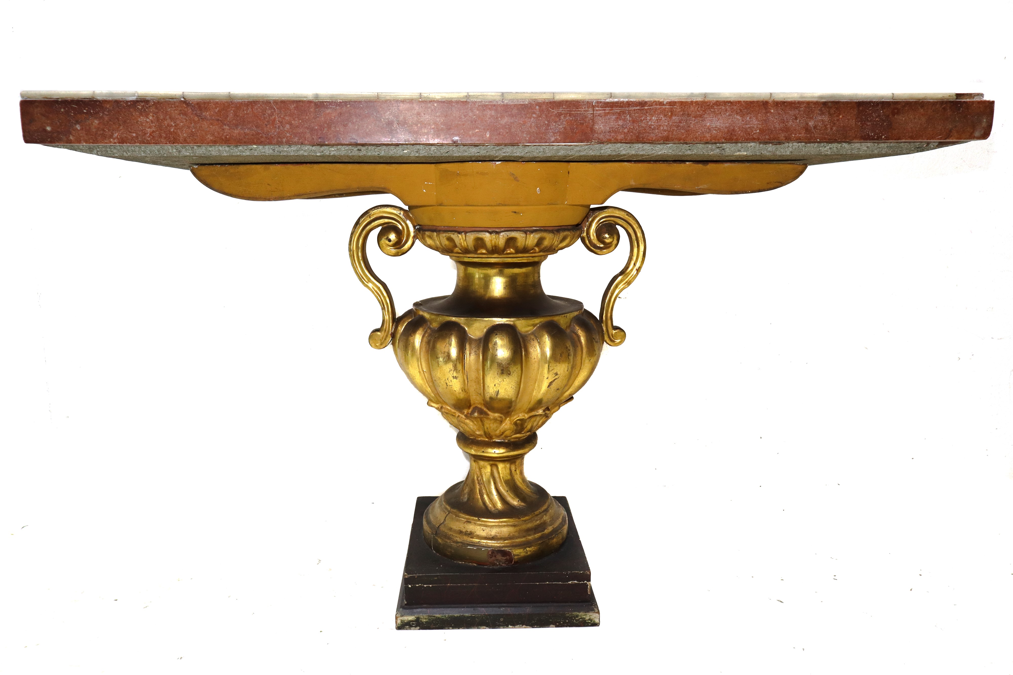 Tavolinetto, base a forma di vaso biansato in legno dorato a foglia con piano in marmo lastronato