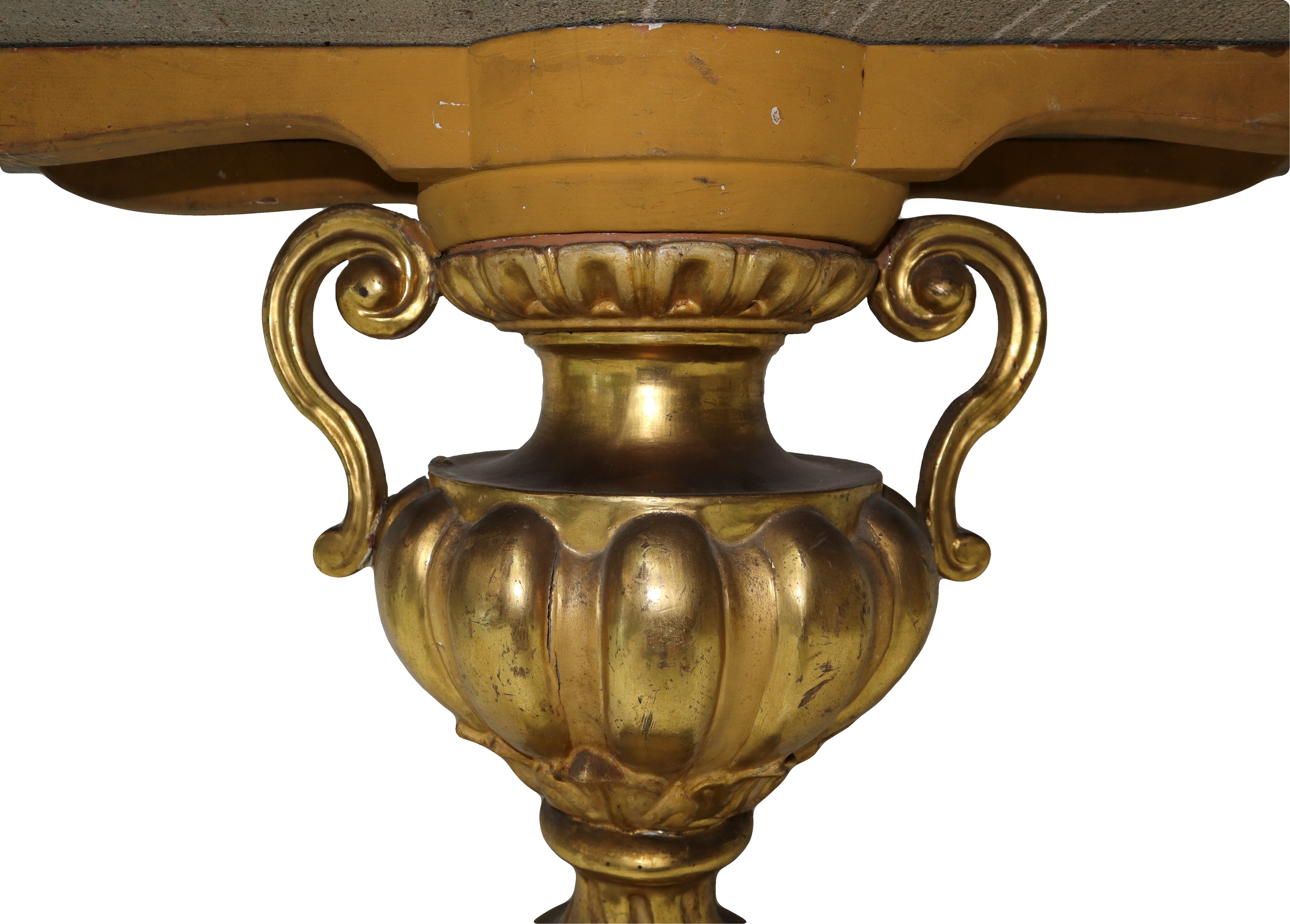 Tavolinetto, base a forma di vaso biansato in legno dorato a foglia con piano in marmo lastronato