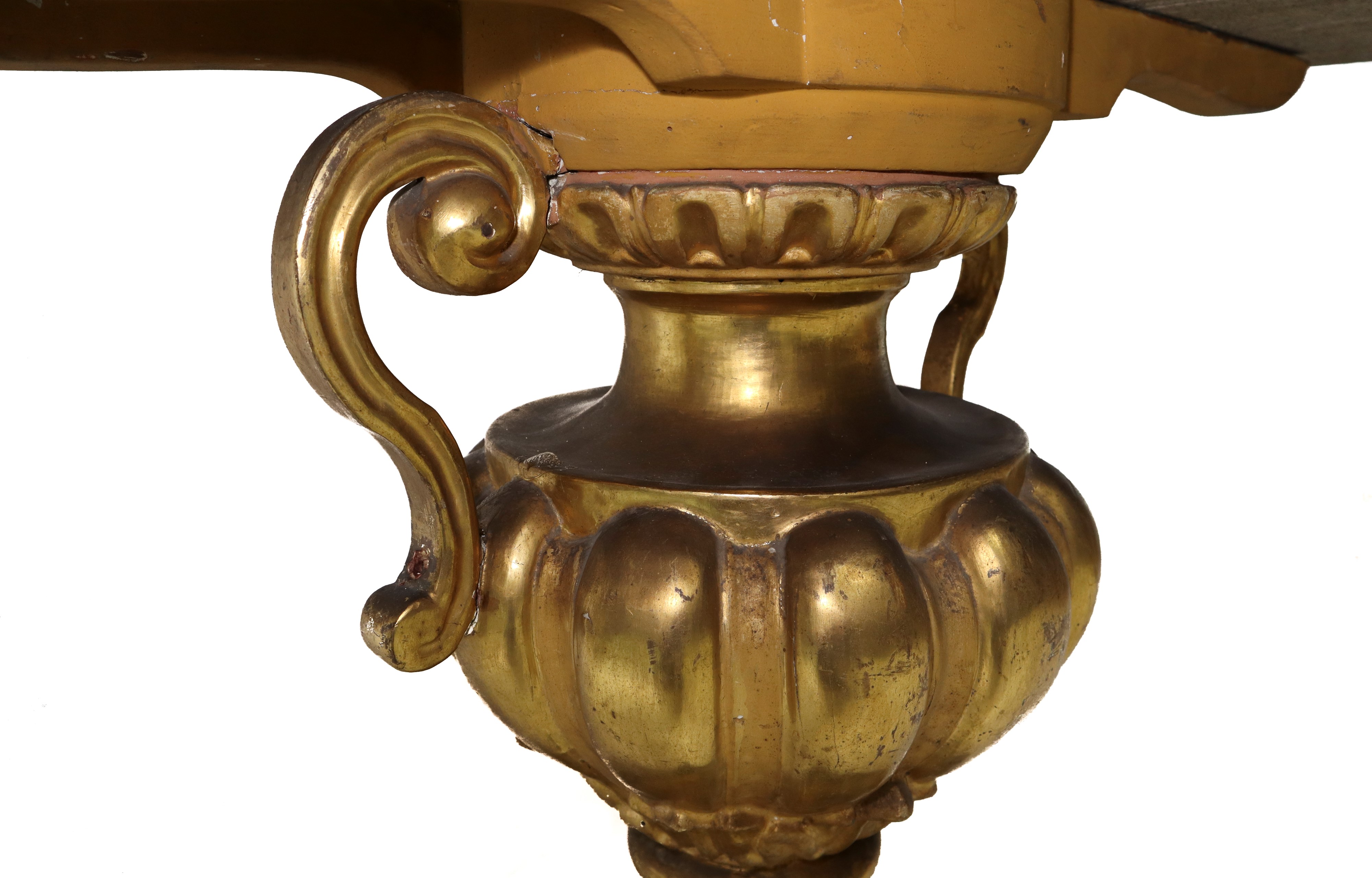 Tavolinetto, base a forma di vaso biansato in legno dorato a foglia con piano in marmo lastronato
