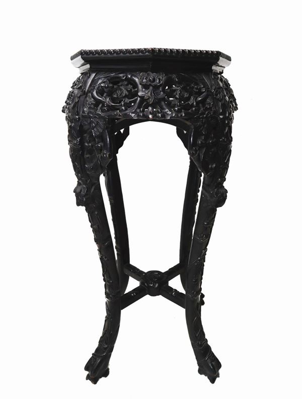 Chinese coffee table in carved wood with floral motifs with marble embedded in the octagonal top