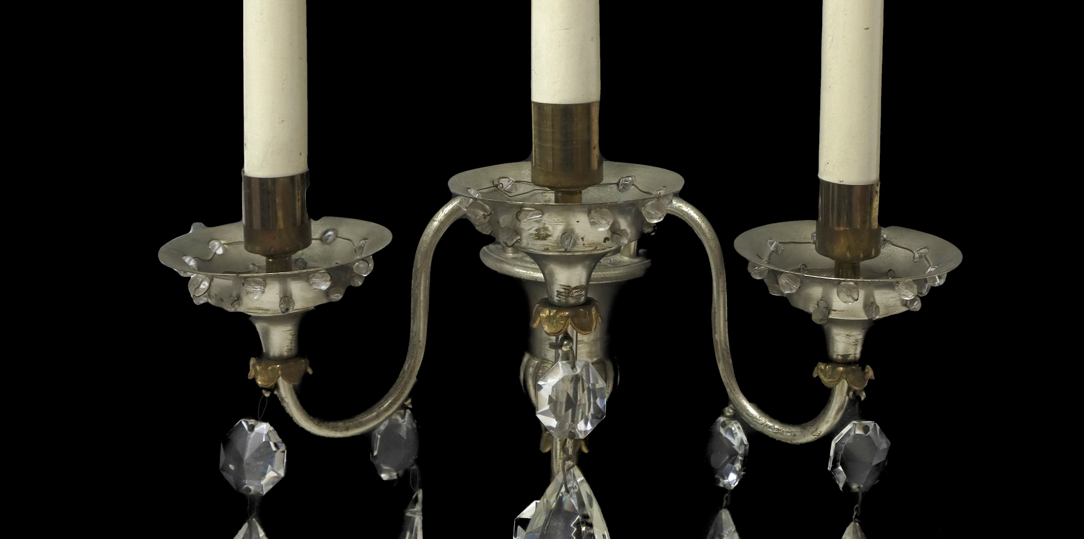 Coppia di appliques in metallo e brindoli a tre candele