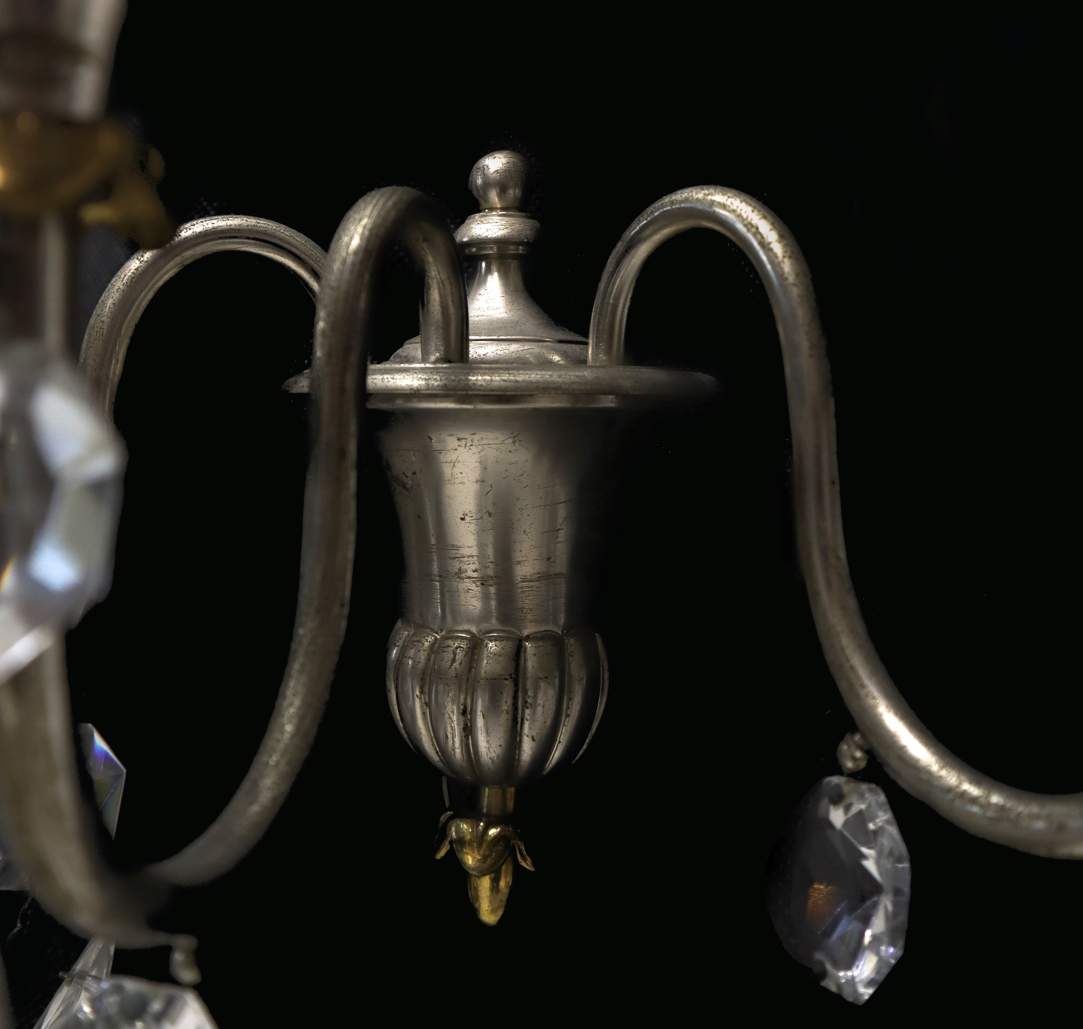 Coppia di appliques in metallo e brindoli a tre candele