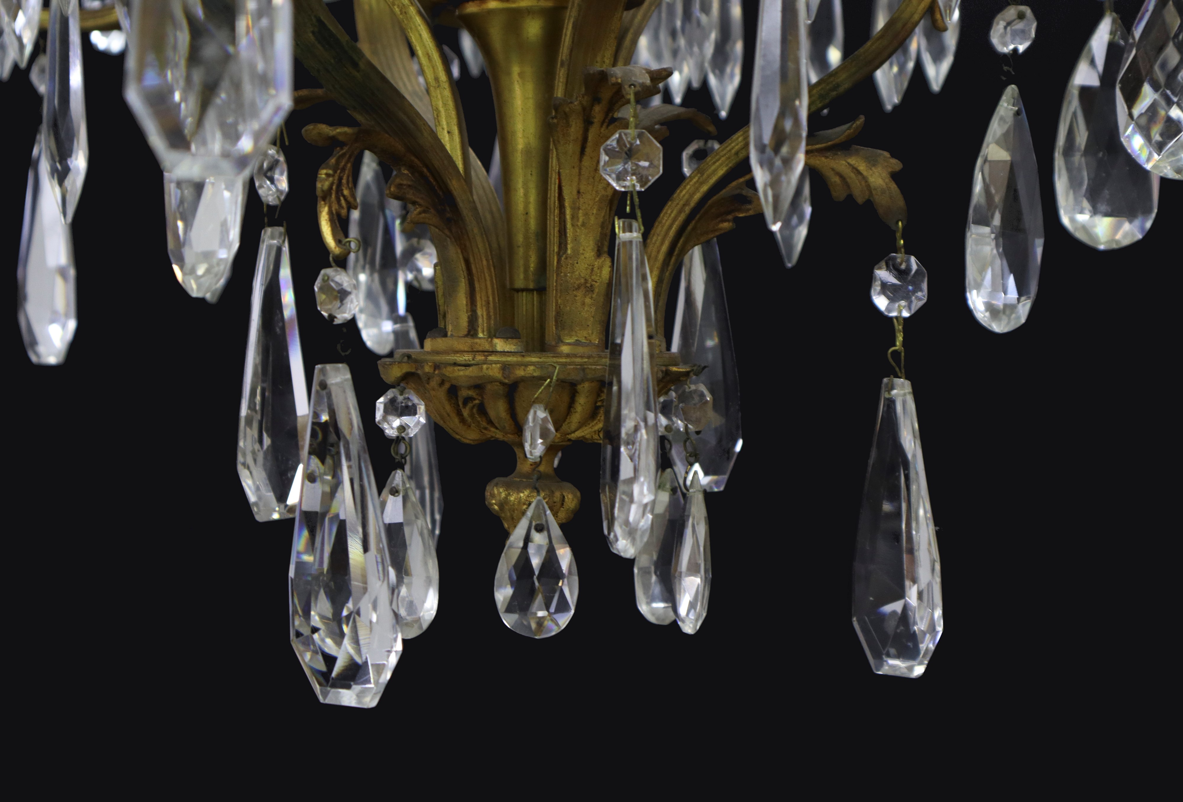 Lampadario luci in metallo dorato e brindoli molati