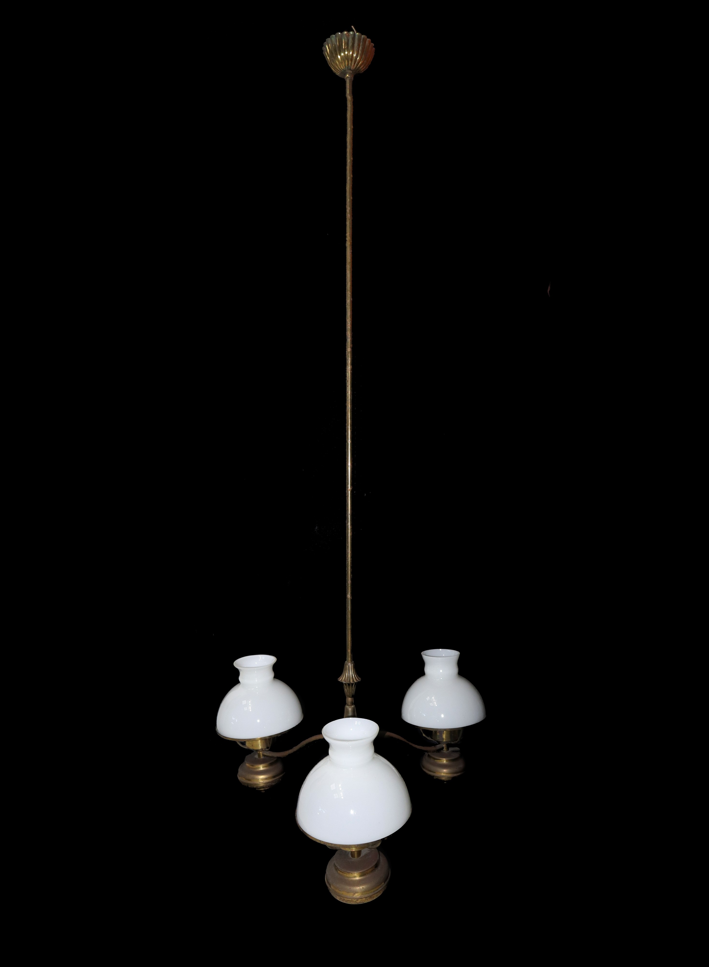 Lampadario con struttura in metallo a tre luci e lumi in opaline