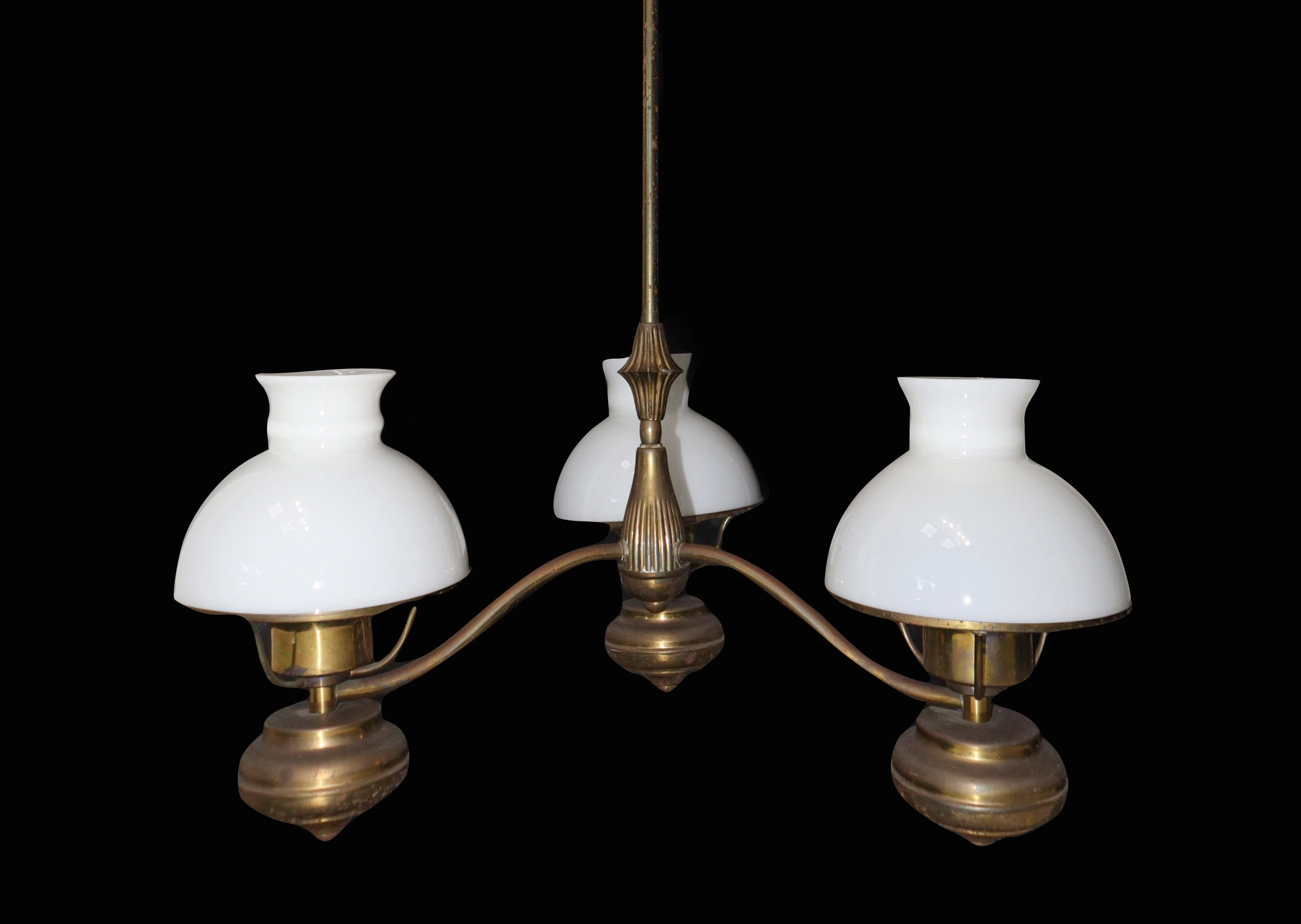 Lampadario con struttura in metallo a tre luci e lumi in opaline