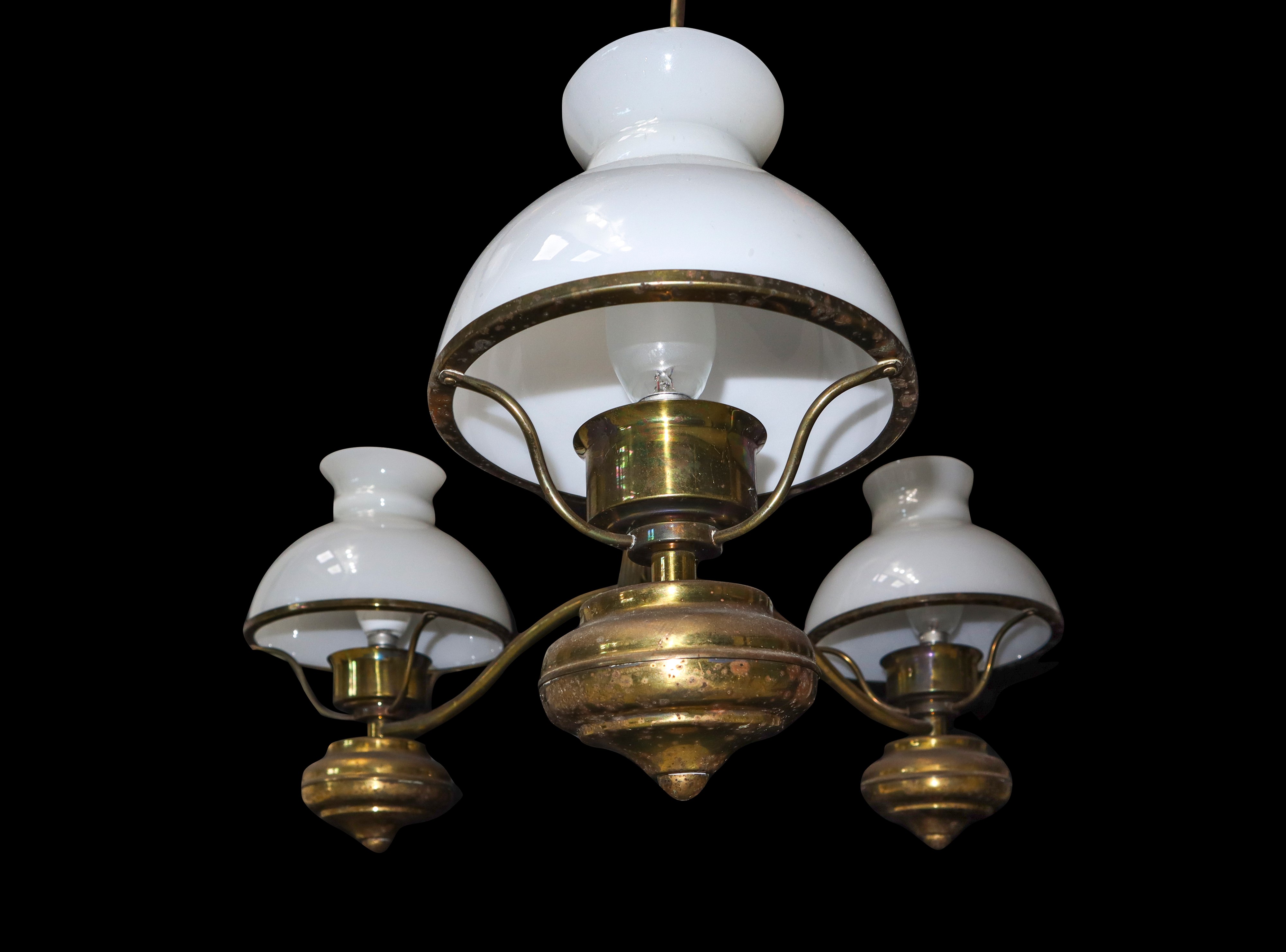 Lampadario con struttura in metallo a tre luci e lumi in opaline