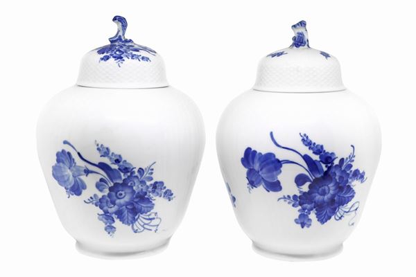 Royal Copenhagen - Coppia di putiche base bianca e decorazione floreale in blu