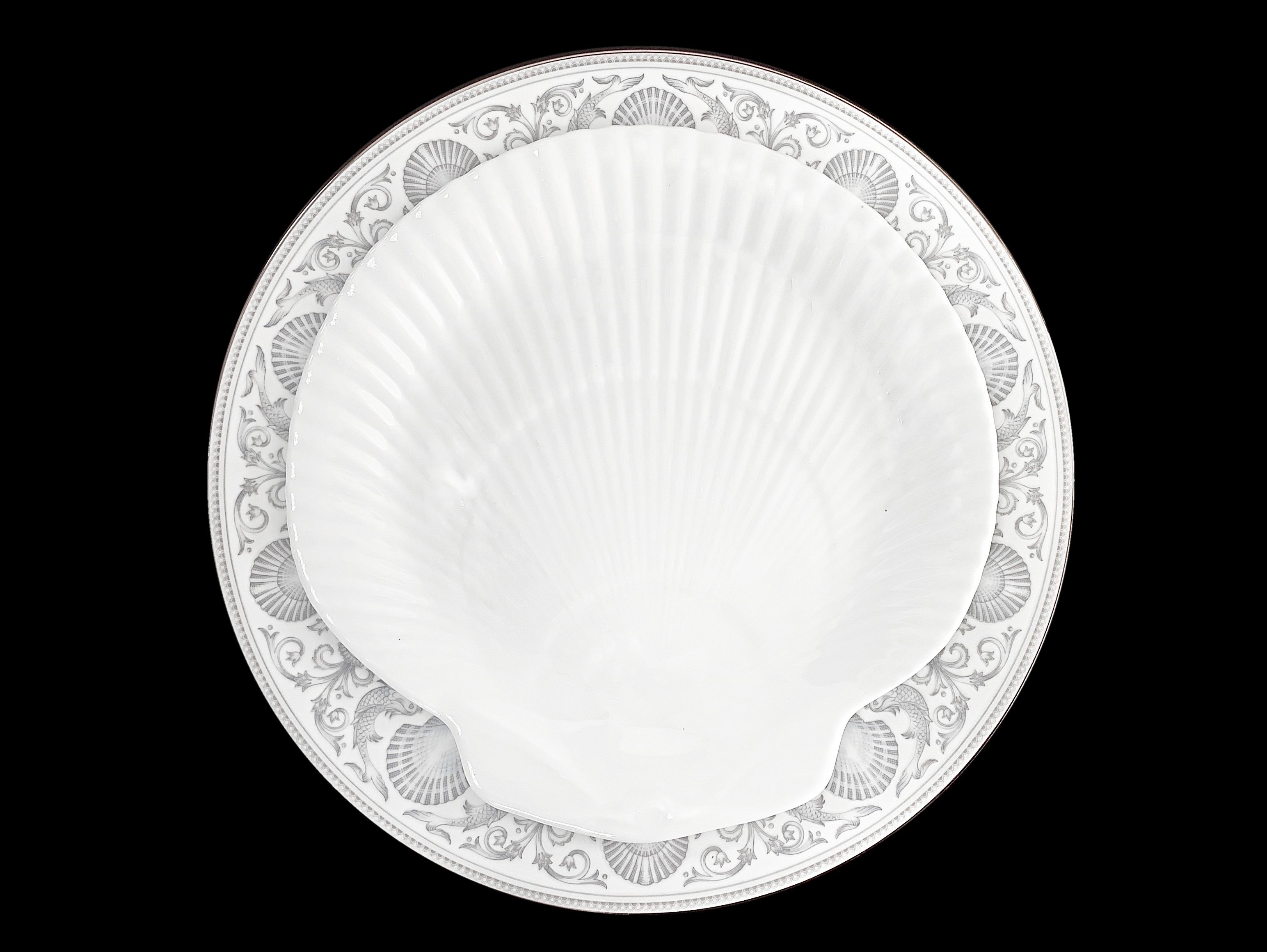 Importante ed elegante Servizio di piatti, modello Dolphins, Bone in China.