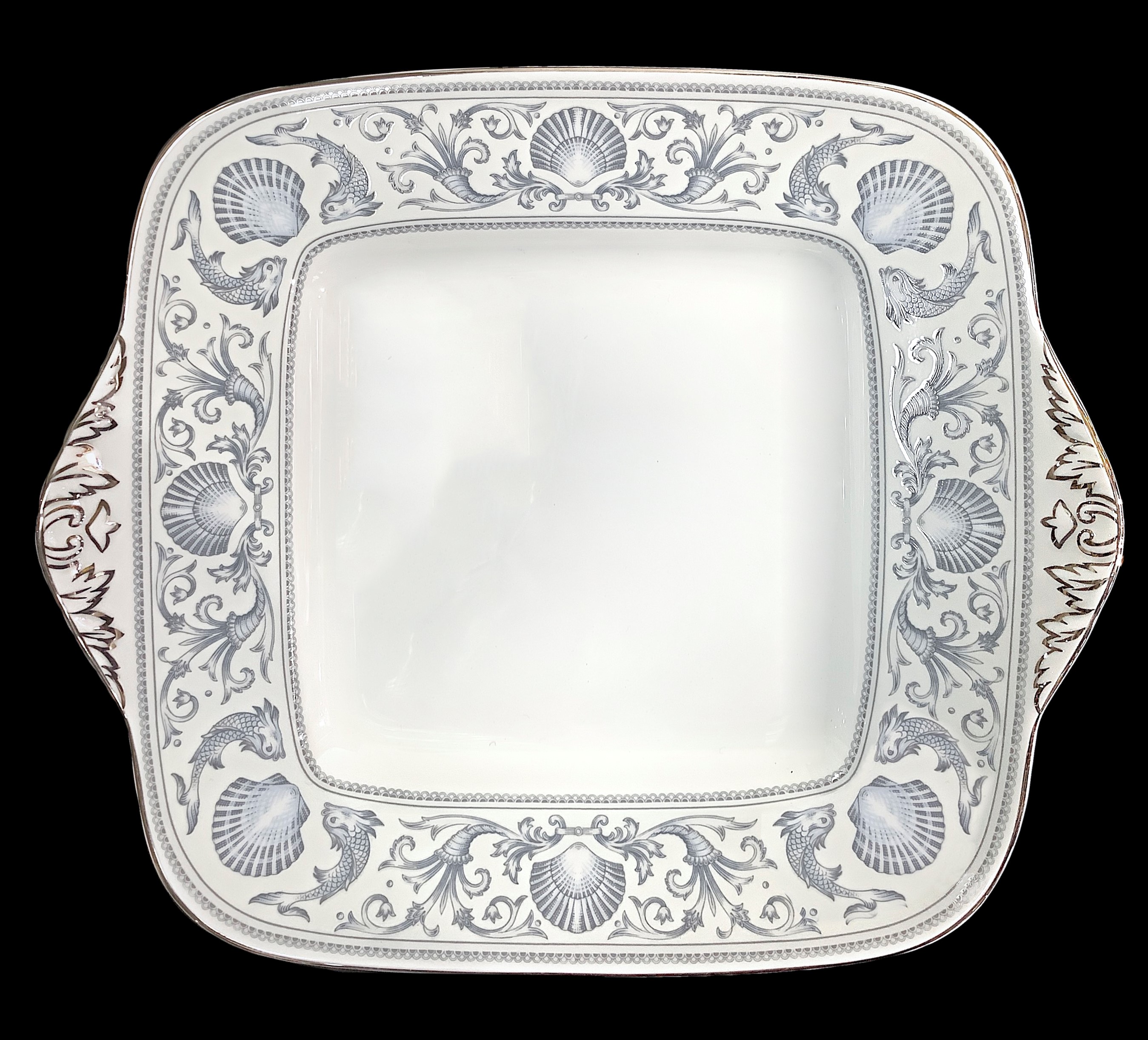 Importante ed elegante Servizio di piatti, modello Dolphins, Bone in China.