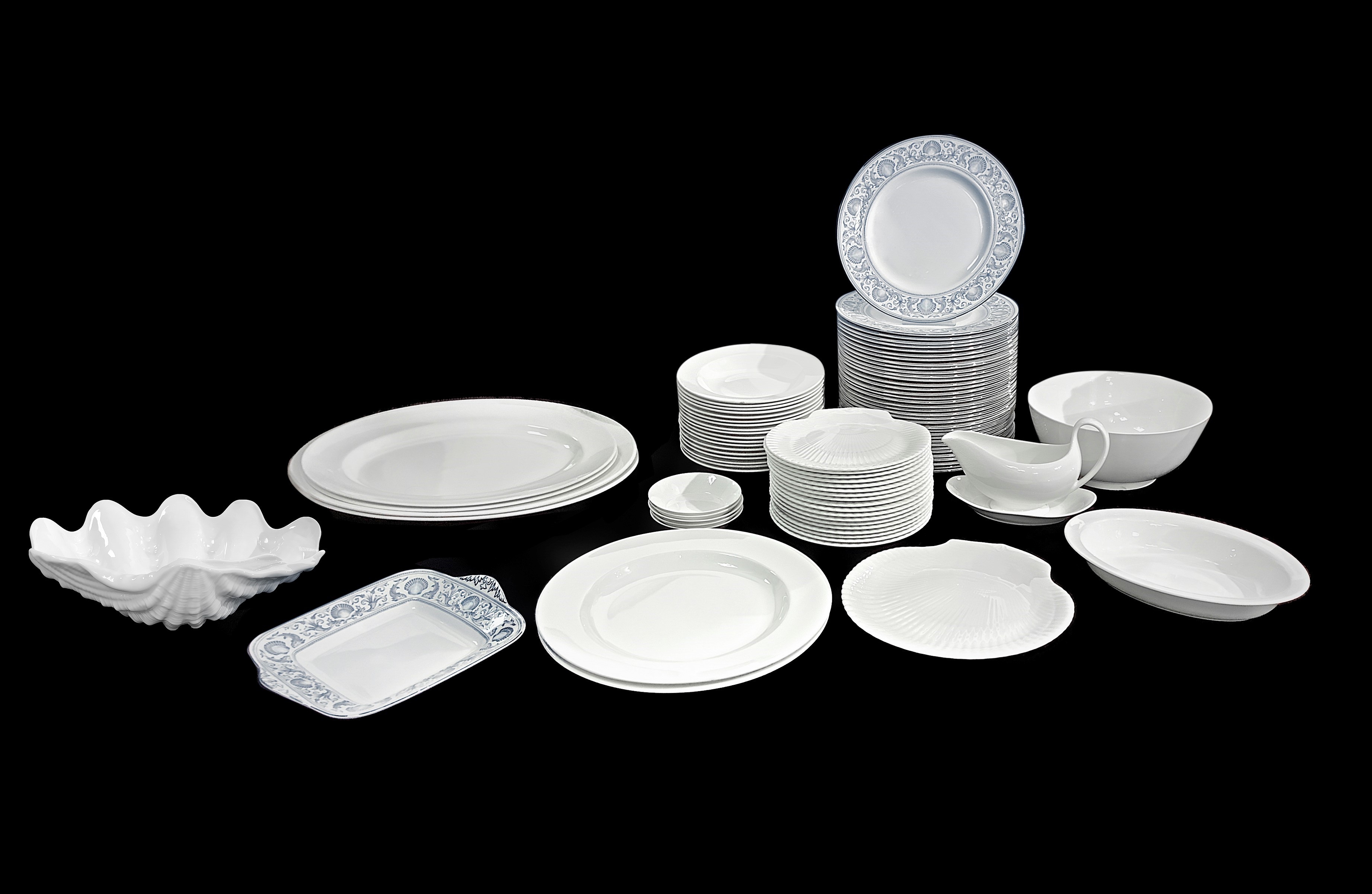 Importante ed elegante Servizio di piatti, modello Dolphins, Bone in China.