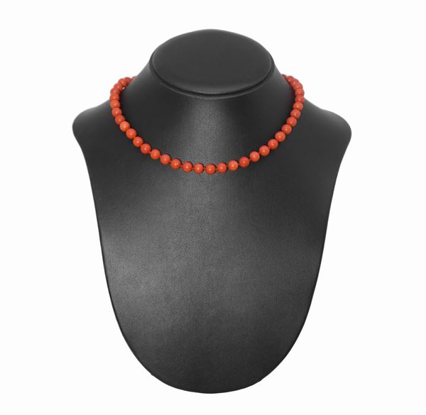 Choker necklace with 18Kt gold clasp in Mediterranean coral