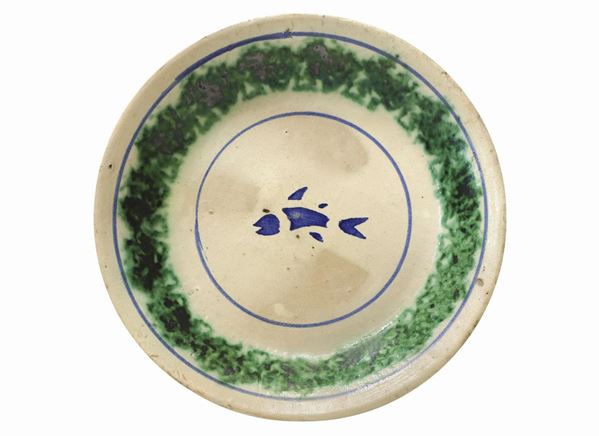 Piatto in ceramica di Caltagirone con raffigurazione di pesce