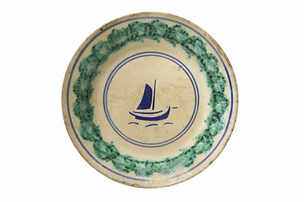 Piatto in ceramica di Caltagirone con raffigurazione di Barca