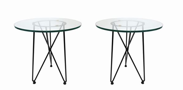Coppia di tavoli, struttura in tondino metallico laccato.
