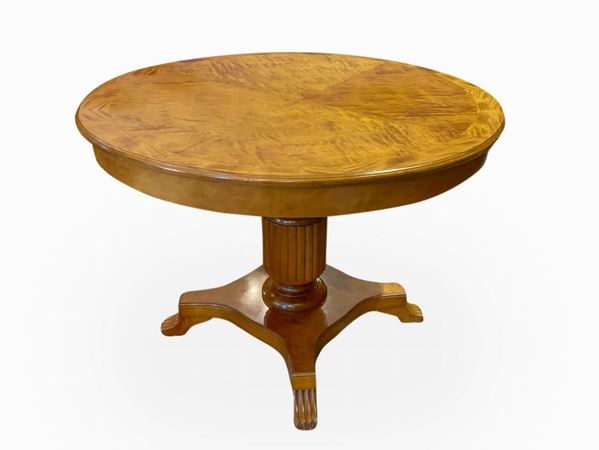Tavolino Biedermeier rotondo, XX secolo.Base a quattro razze e piede leonino. H cm 65, diametro cm 92.