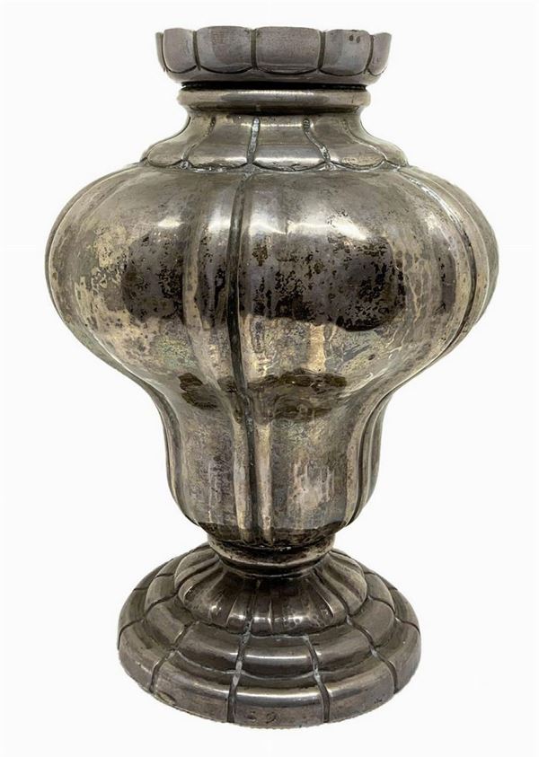 Vaso in argento ribattuto a mano, XVII secolo. Punzoni sul bordo della base. H cm 23, base cm 11.

