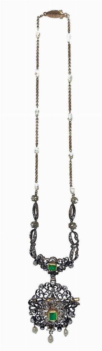 Collana in argento e oro con spilla pendentif e cabochon di smeraldo. Con perle e diamanti. Fine XIX, inizi XX secolo. Gr 39.