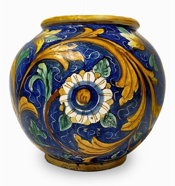 Boccia in ceramica di Caltagirone, Bottega Di Bartolo, inizi XX secolo. Decorazione floreale a foglie larghe nei modi del XIX secolo su fondo blu cobalto. H cm 36.